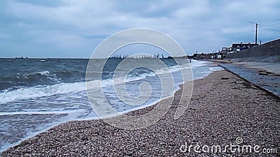 Storm op zee met grote golven. zandige kust. zijaanzicht van de kustlijn en de zeehaven. hd-video stock video Storm op zee met grote golven. zandige kust. zijaanzicht van de kustlijn en de zeehaven. hd-video stock video
