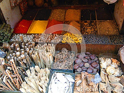 strane radici, spezie coloratissime e profumate in mercato a Kathmandu Stock Photo