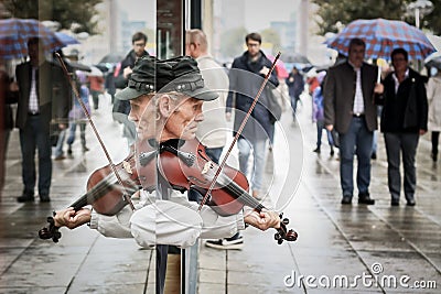 Street artist playing violin Editorial Stock Photo