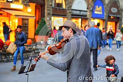 Street musicians entertaining tourists in Florence Editorial Stock Photo