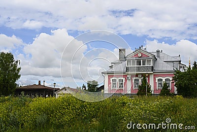 A street with one-story wooden houses and flowering shrubs in Suzdal, Russia Stock Photo