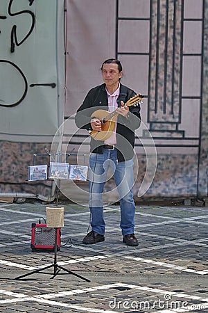 Street singer on Republicii Street - Brasov, Romania Editorial Stock Photo