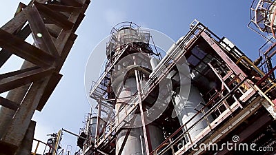 Structuur van chemische installatie Sluit omhoog Industriële mening bij van de de installatievorm van de olieraffinaderij de indu stock video Structuur van chemische installatie Sluit omhoog Industriële mening bij van de de installatievorm van de olieraffinaderij de indu stock video