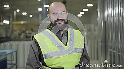 Strålningskänslig kaukasisk man med skägg i lager, kamera och ler Glad arbetare på hans sida arkivfilmer Strålningskänslig kaukasisk man med skägg i lager, kamera och ler Glad arbetare på hans sida arkivfilmer