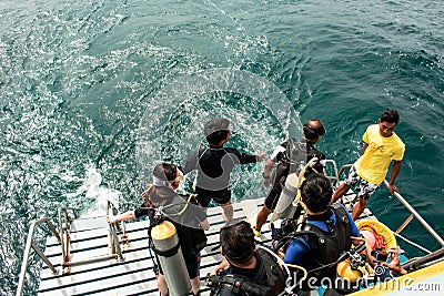 Student preparing jump to the sea for scuba diving test at Samaesarn Island, Sattahip Chonburi, Thailand. Editorial Stock Photo