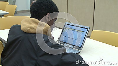 Student som ser datoren i klassrum (4 av 5) stock video Student som ser datoren i klassrum (4 av 5) stock video