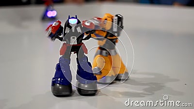 Stuk speelgoed robottransformator het vechten Close-up van transformatorrobot het vechten Stuk speelgoed robottransformator het vechten Close-up van transformatorrobot het vechten