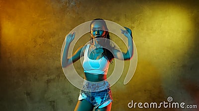 Style de danse de danse de la rue dancehall de houblon branché de twerk freestyle de belle fille asiatique banque de vidéos Style de danse de danse de la rue dancehall de houblon branché de twerk freestyle de belle fille asiatique banque de vidéos