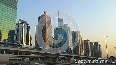 Städerna Dubai - Dubai Metro-tåget på Sheikh Zayed Road - Dubai-marktorn och skyskrapor arkivfilmer Städerna Dubai - Dubai Metro-tåget på Sheikh Zayed Road - Dubai-marktorn och skyskrapor arkivfilmer