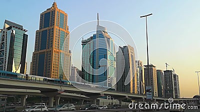 Städerna Dubai - Dubai Metro-tåget på Sheikh Zayed Road - Dubai-marktorn och skyskrapor lager videofilmer Städerna Dubai - Dubai Metro-tåget på Sheikh Zayed Road - Dubai-marktorn och skyskrapor lager videofilmer