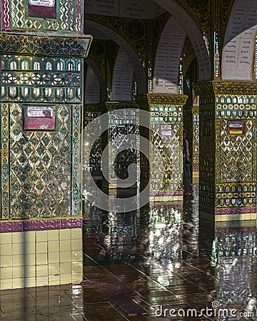 Su Taung Pyi Pagoda Stock Photo