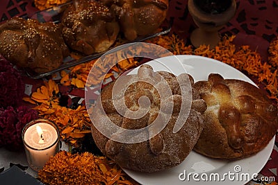 Sugary and traditional bread of the dead, celebrating dia de muertos with cempasuchilt flowers Stock Photo