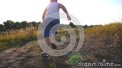 Suivre au jeune garçon courant sur la traînée rurale près du champ le jour ensoleillé Enfant pulsant sur l'hurlement de pays sour banque de vidéos Suivre au jeune garçon courant sur la traînée rurale près du champ le jour ensoleillé Enfant pulsant sur l'hurlement de pays sour banque de vidéos