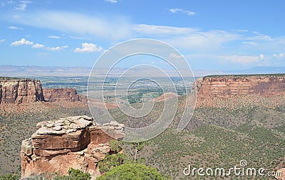 Summer in Colorado Natl Monument: Monument Canyon, Colorado River, Grand Valley & Book Cliffs From Grand View Along Rim Rock Drive Stock Photo