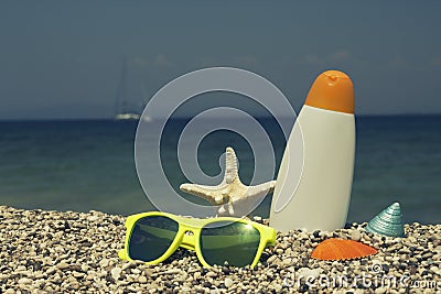 Summer vacation symbols on the pebbly beach Stock Photo
