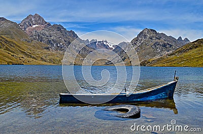 A sunny day on Lago Querococha, in the Andes mountains near Huaraz, Peru Stock Photo