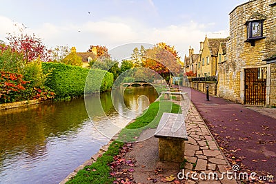 Sunset of typical houses, and the river Windrush, in Bourton-on-the-Water Stock Photo