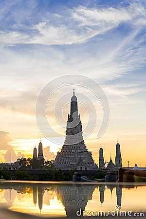 Sunset Wat Arun & x28;Temple of Dawn& x29; and Reflections of Wat Arun Pag Stock Photo