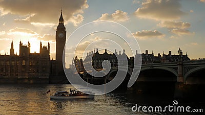 Sunsets achter het Parlement als bootpassen Sunsets achter het Parlement als bootpassen