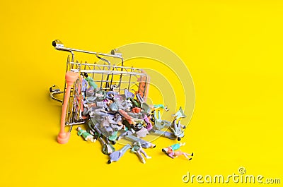 The supermarket cart was overturned and a bunch of people fell out. The concept of human trafficking. Slavery. Study of consumer s Stock Photo