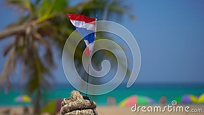 Superslowmotion ha sparato di una bandiera nazionale della Tailandia su una bella spiaggia Concetto tropicale di vacanza Corsa in video d archivio Superslowmotion ha sparato di una bandiera nazionale della Tailandia su una bella spiaggia Concetto tropicale di vacanza Corsa in video d archivio