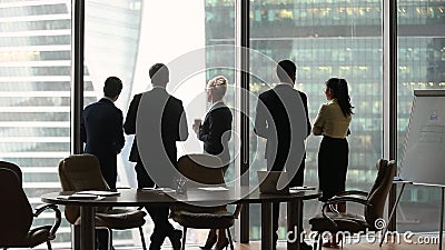 Support divers de groupe des employés parlant séparément au travail, vue arrière Support divers de groupe des employés parlant séparément au travail, vue arrière