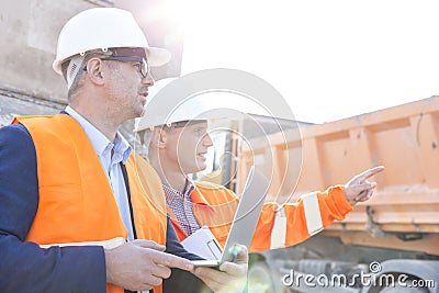 https://thumbs.dreamstime.com/x/surveillant-montrant-quelque-chose-au-collgue-tenant-l-ordinateur-portable-au-chantier-de-construction-55574355.jpg