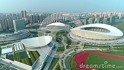 Suzhou, Chine - 15 juillet 2019 : Vue aérienne de bourdon de centre de sports olympique de Suzhou Grand stade de football avec cr clips vidéos Suzhou, Chine - 15 juillet 2019 : Vue aérienne de bourdon de centre de sports olympique de Suzhou Grand stade de football avec cr clips vidéos