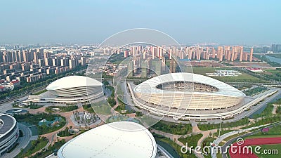 Suzhou, Chine - 15 juillet 2019 : Vue aérienne de bourdon de centre de sports olympique de Suzhou Grand stade de football avec cr banque de vidéos Suzhou, Chine - 15 juillet 2019 : Vue aérienne de bourdon de centre de sports olympique de Suzhou Grand stade de football avec cr banque de vidéos