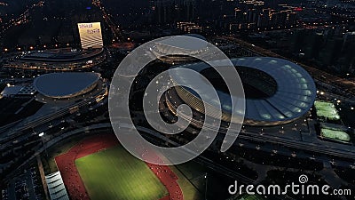 Suzhou, Chine - 15 juillet 2019 : Vue aérienne de nuit de bourdon de centre de sports olympique de Suzhou Grand stade de football banque de vidéos Suzhou, Chine - 15 juillet 2019 : Vue aérienne de nuit de bourdon de centre de sports olympique de Suzhou Grand stade de football banque de vidéos