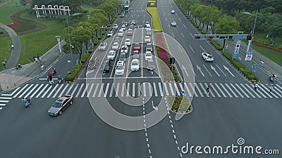 Suzhou, Chine - 30 juin 2019 : Bourdon aérien tiré du carrefour dans la ville, les voitures et les autobus conduisant par l'avenu banque de vidéos Suzhou, Chine - 30 juin 2019 : Bourdon aérien tiré du carrefour dans la ville, les voitures et les autobus conduisant par l'avenu banque de vidéos