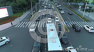 Suzhou, Chine - 30 juin 2019 : Bourdon aérien tiré du carrefour dans la ville, les voitures et les autobus conduisant par l'avenu banque de vidéos Suzhou, Chine - 30 juin 2019 : Bourdon aérien tiré du carrefour dans la ville, les voitures et les autobus conduisant par l'avenu banque de vidéos