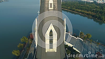 Suzhou, Chine - 16 novembre 2019 : Vol de drone aérien au-dessus de l'église catholique avec le lac et se garer à proximité au co banque de vidéos Suzhou, Chine - 16 novembre 2019 : Vol de drone aérien au-dessus de l'église catholique avec le lac et se garer à proximité au co banque de vidéos