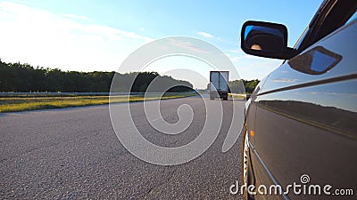 Svart bilkörning på vägen i bygden Det härliga landskapet reflekteras på den auto dörren Trafik i landsbygder arkivfilmer Svart bilkörning på vägen i bygden Det härliga landskapet reflekteras på den auto dörren Trafik i landsbygder arkivfilmer