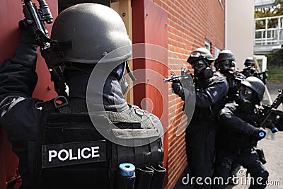 SWAT Police house entry Stock Photo