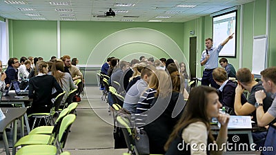 Séminaire pratique dans l'assistance de l'université Les étudiants se sont réunis pour une conférence au professeur de l'économie banque de vidéos Séminaire pratique dans l'assistance de l'université Les étudiants se sont réunis pour une conférence au professeur de l'économie banque de vidéos