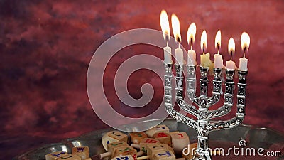 Símbolos judíos del hannukah del día de fiesta - menorah y dreidels de madera Símbolos judíos del hannukah del día de fiesta - menorah y dreidels de madera