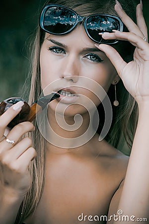 Les Femmes qui pipent :-) ! - Page 3 Tabaco-tubo-bonito-del-humo-de-la-mujer-10886849