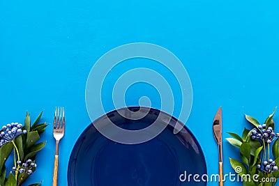 Table setting with plates and flatware on blue background top view mockup Stock Photo