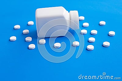 Tablets of Paracetamol on blue background Stock Photo
