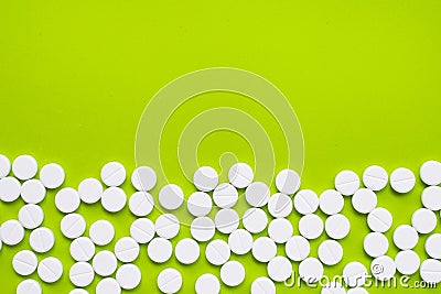 Tablets of Paracetamol on green background Stock Photo