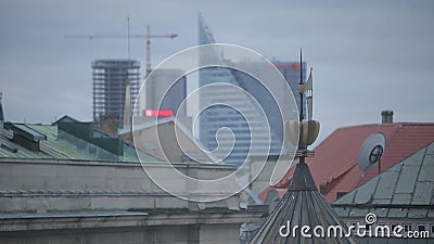 Tak av hus i den gamla staden av Riga i Lettland arkivfilmer Tak av hus i den gamla staden av Riga i Lettland arkivfilmer