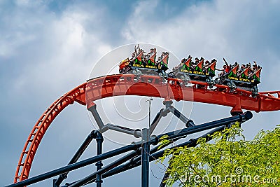 People enjoying an innovative experience in Tigris rollercoaster at Busch Gardens 4 Editorial Stock Photo