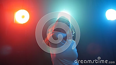 Tanzen des jungen Mädchens im Farblicht stock video Tanzen des jungen Mädchens im Farblicht stock video