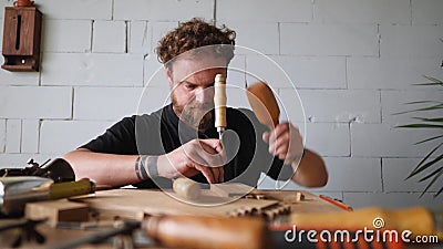 Tapijtschelp met baard een dovetail-verbinding in een eikenplank met een houtslijp en een mallet. carpentry kraftsmanship handicra stock video Tapijtschelp met baard een dovetail-verbinding in een eikenplank met een houtslijp en een mallet. carpentry kraftsmanship handicra stock video