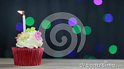 Tasse De Gateau Et Heureux Texte D Anniversaire Sur Fond D Ecran Cupcake D Anniversaire Avec Une Seule Bougie Bleue Cupcake A La Clips Videos Video Du Energie Gateau