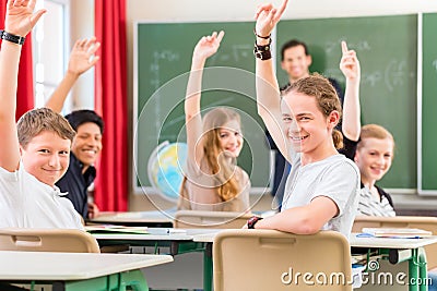 Teacher educate or teaching a class of pupils in school Stock Photo