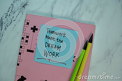 Teamwork Makes The Dream Work write on sticky note isolated on Wooden Table. Motivation concept Stock Photo