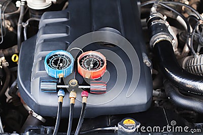 Car air conditioner check service, leak detection, fill refrigerant.Device and meter liquid cooling in the car by specialist techn Stock Photo