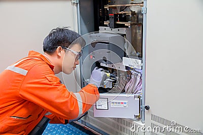 Technician,Instrument technician on the job calibrate or function check pneumatic control valve in process oil and gas platform o Stock Photo